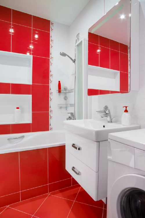 Badezimmer in Rot klassischer Look rote Fliesen weiße Badezimmermöbel Badewanne Waschbecken Wandspiegel Waschmaschine