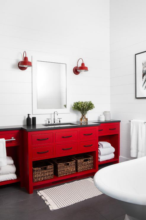 Badezimmer in Rot roter Schrank im Retro Stil als Blickfang im modernen Bad in Weiß