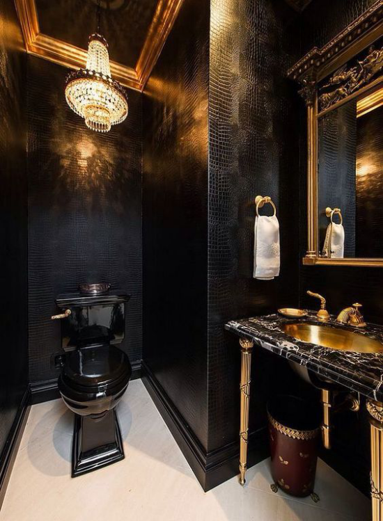 Badezimmer in Schwarz und Gold WC interessante Badbeleuchtung eingebautes Licht Spiegel Waschtisch rechts weißes Tuch