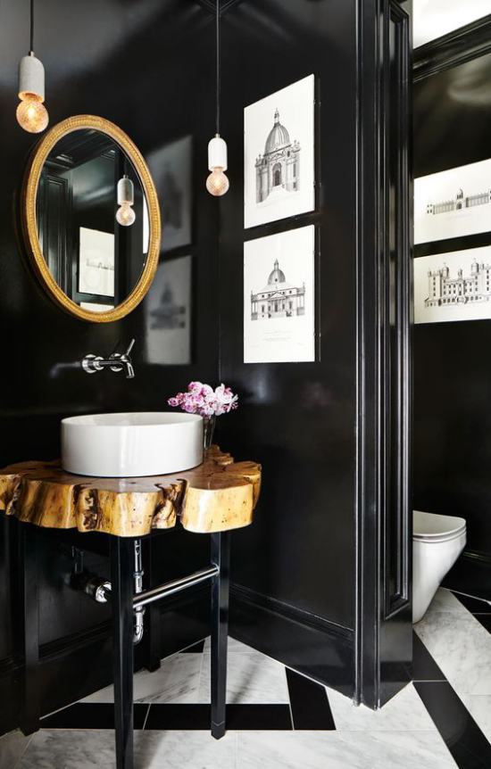 Badezimmer in Schwarz und Gold Waschtisch Holz weißes Waschbecken schwarze Wände