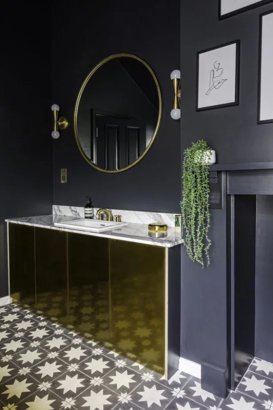 Badezimmer in Schwarz und Gold dunkle Wände Waschtisch gemusterte Bodenfliesen grüne Badpflanze
