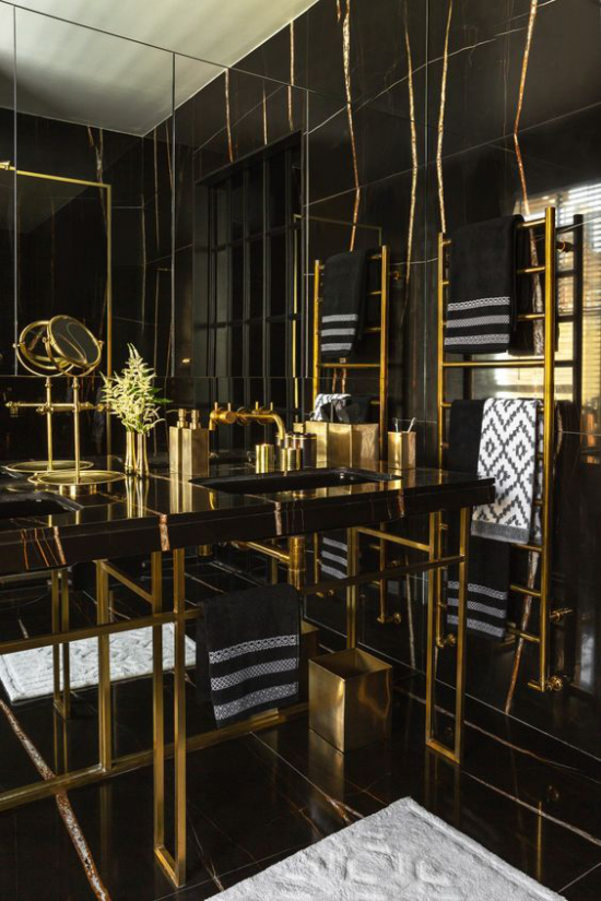 Badezimmer in Schwarz und Gold ganze Spiegelwand verstärkt den visuellen Effekt der Farbkombination