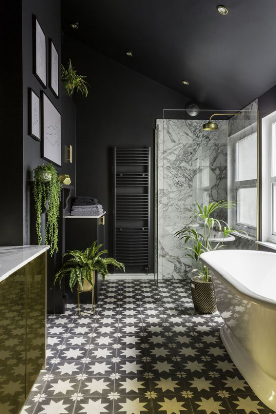 Badezimmer in Schwarz und Gold geräumiges Bad gemusterte Bodenfliesen Grau viele Badpflanzen
