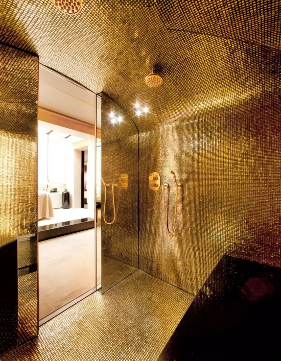 Badezimmer in Schwarz und Gold interessante Wandgestaltung ganz in Goldschimmer