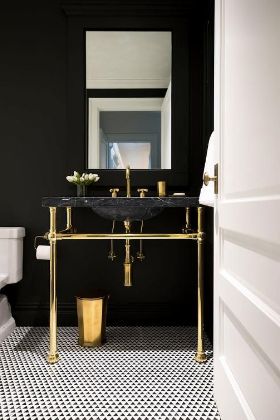 Badezimmer in Schwarz und Gold mattschwarze Wand schwarzer Waschtisch goldglänzende Elemente weiße WC