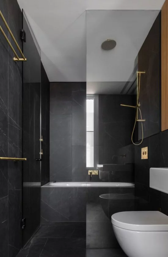 Badezimmer in Schwarz und Gold minimalistischer Stil graue Elemente erfrischen das einfache Design