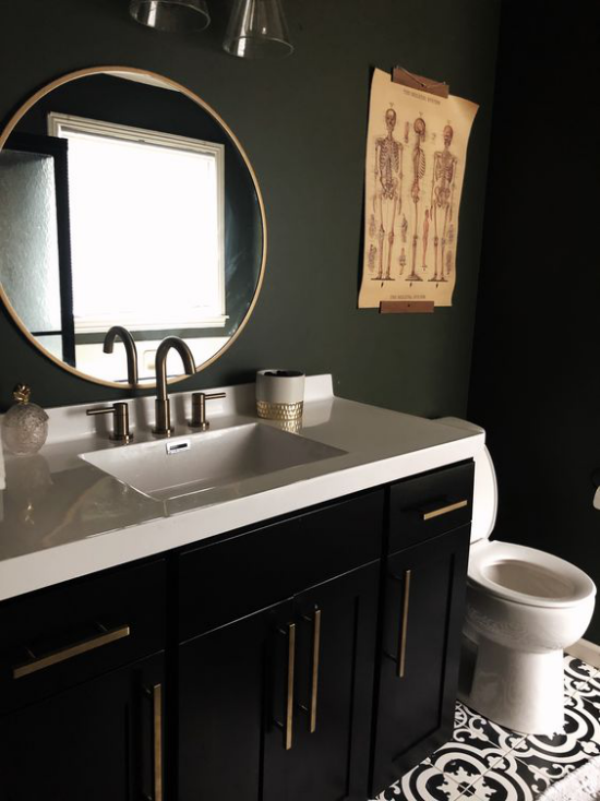 Badezimmer in Schwarz und Gold mit Weiß kombiniert einfaches Baddesign Waschtisch WC Schüssel