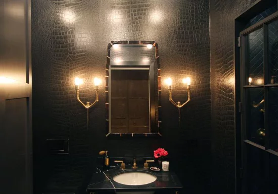 Badezimmer in Schwarz und Gold passende Badbeleuchtung moderne Wandlampen beiderseits des Spiegels ideen