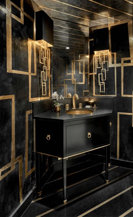 Badezimmer in Schwarz und Gold schwarze Fliesen schwarzer Waschtisch Armaturen Lampen in Goldglanz