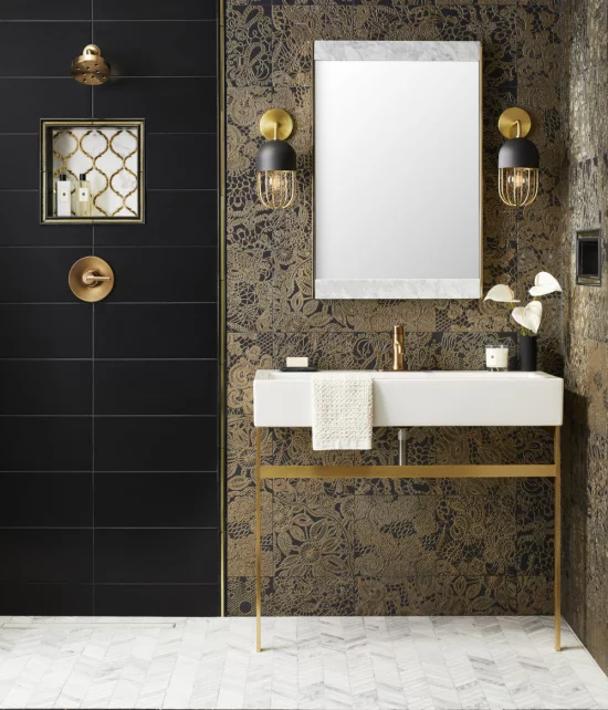 Badezimmer in Schwarz und Gold schwarze Tür fein gemusterte Tapete Spiegel zwei Hängeleuchten