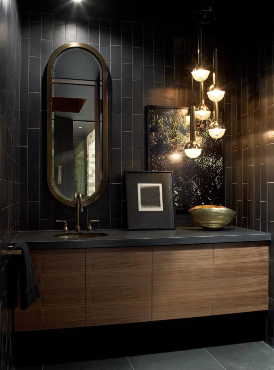 Badezimmer in Schwarz und Gold verschiedene Lichtquellen kombinieren Hängeleuchte eingebautes Raumlicht