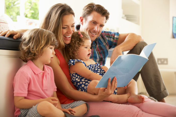Corona-Krise zuhause was machen ganze Familie auf der Couch Kinderbuch lesen Spaß haben
