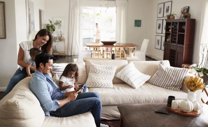 Corona-Krise zuhause was machen vierköpfige Familie auf der Couch im Wohnzimmer gemeinsam spielen iPad