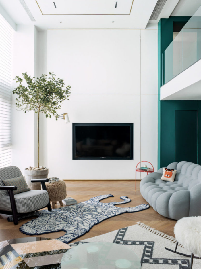 Designerwohnung in China Wohnzimmer schlichtes Raumdesign gedämpfte Farben Spfa Sessel Grau dominiert