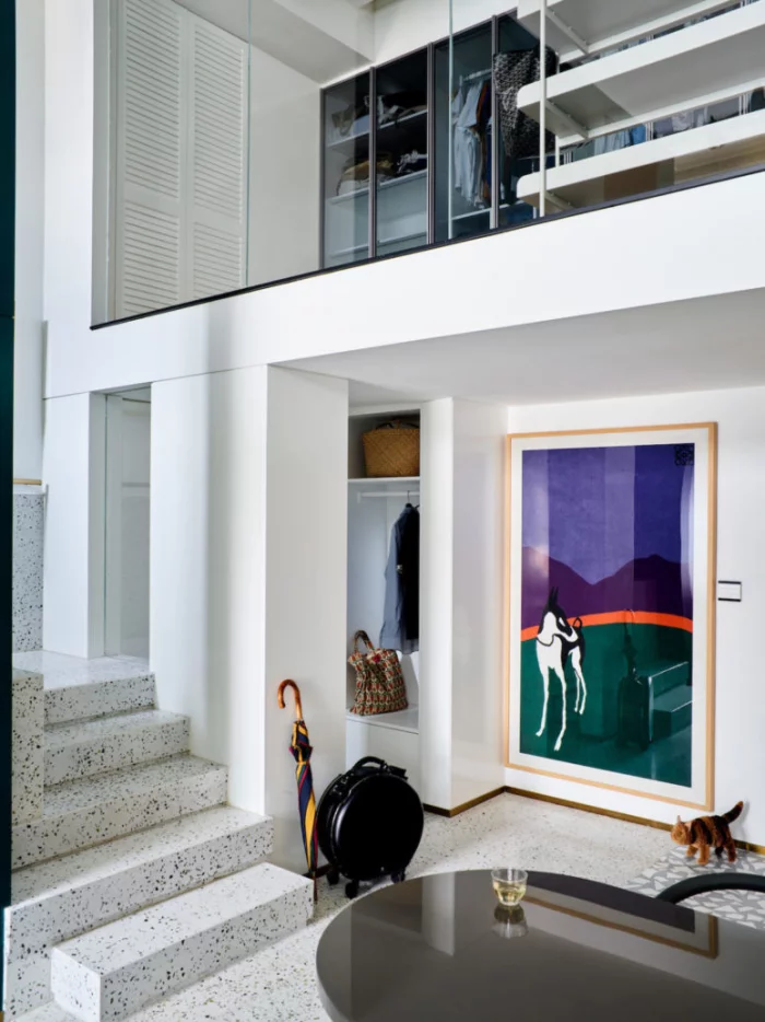 Designerwohnung in China zwei Apartments in einem viel natürliches Licht coole Kunstwerke trendige Möbel