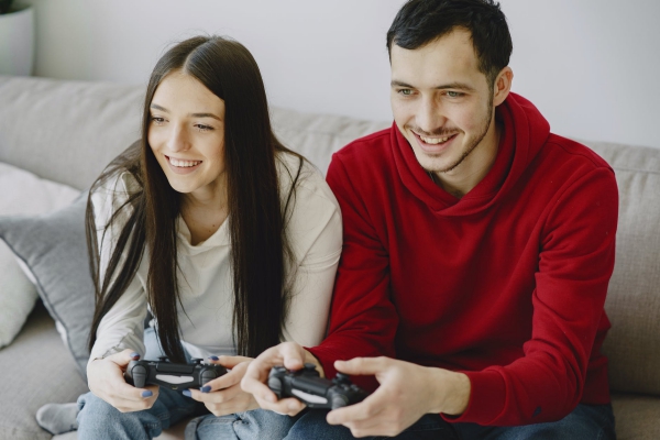Die besten Co-op Videospiele für Paare während der Pandemie pärchen beim spielen controller