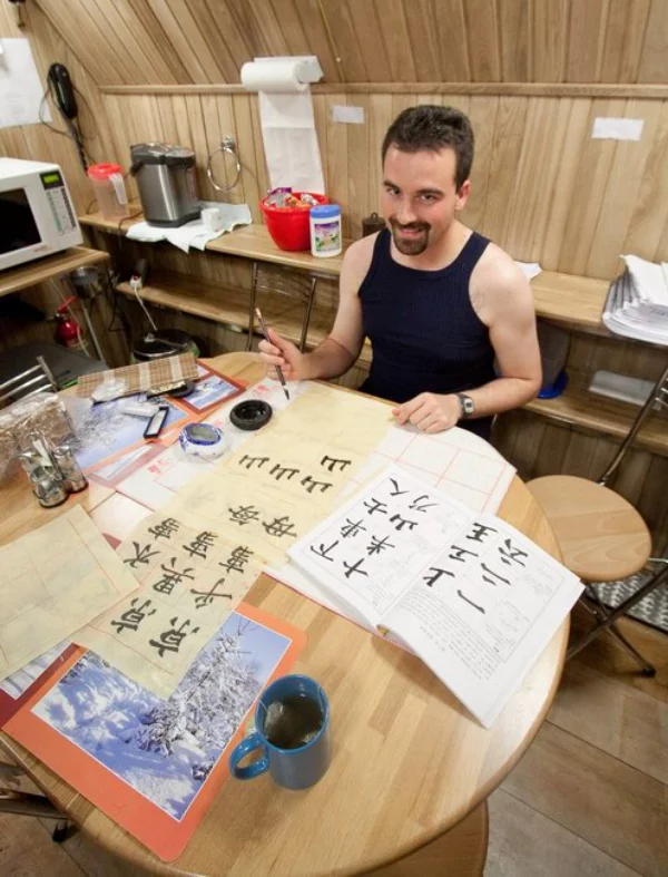 Diese Mars-500 Crew verbrachte 520 Tage in Isolation Hier sind ihre Tipps charles lernt kalligrafie china