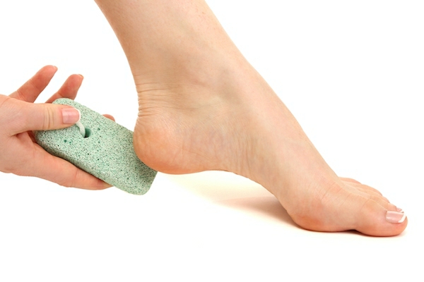 Hornhaut entfernen Schwielen an den Füßen behandeln Bimssteine