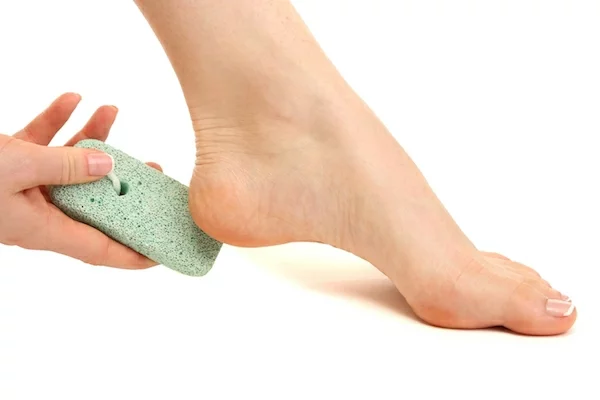 Hornhaut entfernen Schwielen an den Füßen behandeln Bimssteine