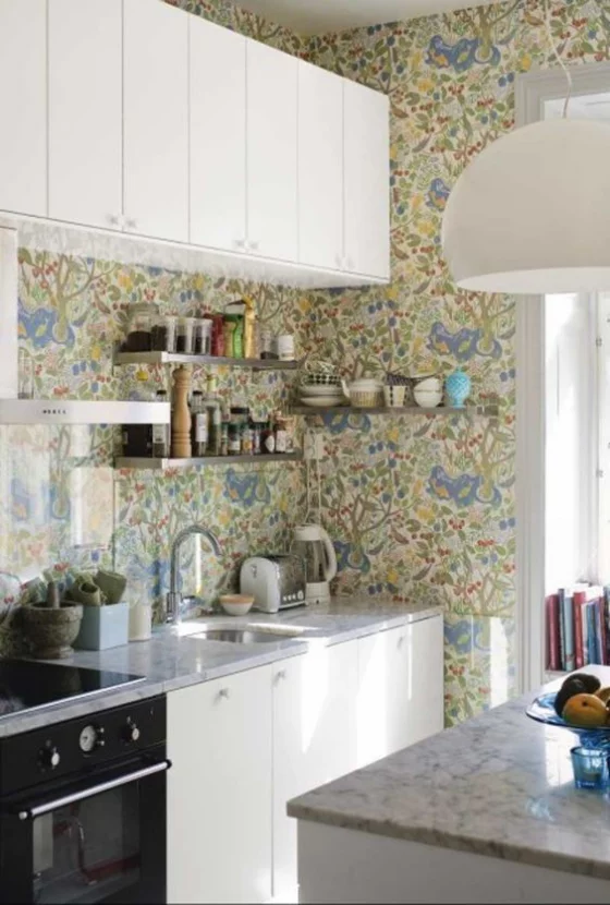 Küchenrückwand mit Blumentapeten Muster in zarten Farben schönes Design weiße Schränke Herd Regale