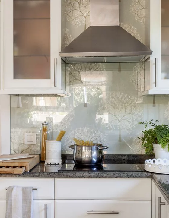 Küchenrückwand mit Blumentapeten Ton in Ton Gestaltung Grau dominiert Silberglanz auf der Tapete