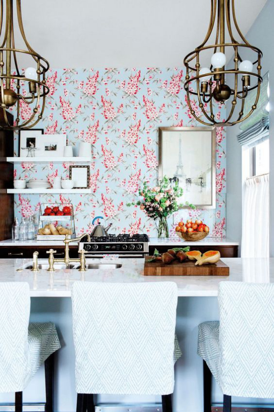 Küchenrückwand mit Blumentapeten Ton in Ton Gestaltung Hellblau und Rosa