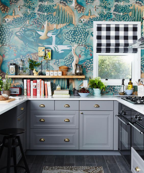 Küchenrückwand mit Blumentapeten bunte Tapete schöne Muster Grau und Blau dominieren