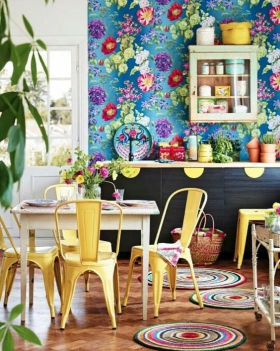 Küchenrückwand mit Blumentapeten bunte Tapete viele Farben ein fröhliches Gefühl dominiert