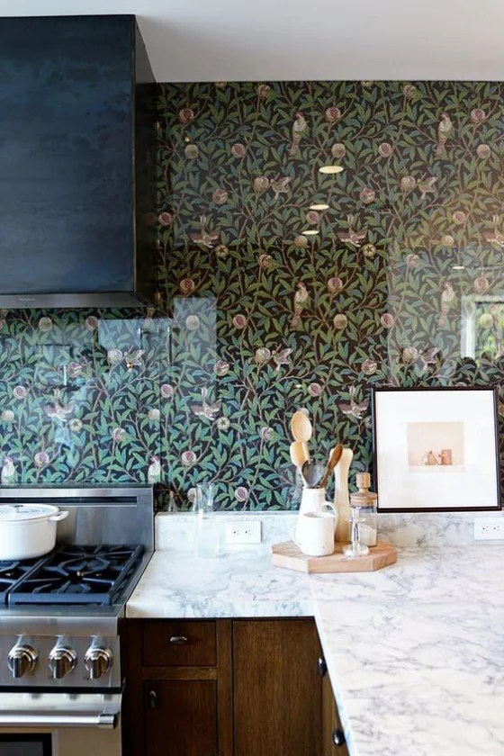 Küchenrückwand mit Blumentapeten dunkler Hintergrund zarte Blumenmuster weiße Arbeitsplatte Dunstabzug Herd Holzschränke unten