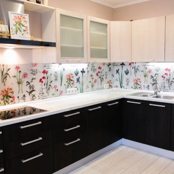 Küchenrückwand mit Blumentapeten schöne Muster schwarze Unterschränke weiße Arbeitsplatten helle Oberschränke