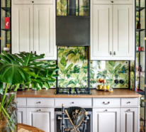Küchenrückwand mit Blumentapeten – Pros und Contras dieser Wandgestaltung in der Küche
