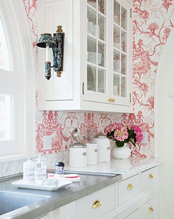 Küchenrückwand mit Blumentapeten weiße Küchenschränke Lampe Tapete mit rosa Blumenmustern neue Ästhetik