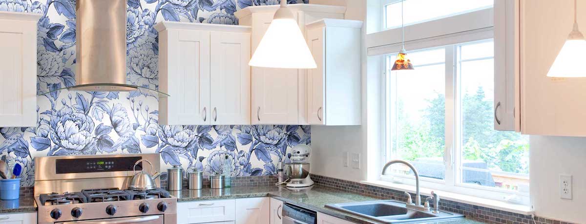 Küchenrückwand mit Blumentapeten – Pros und Contras dieser