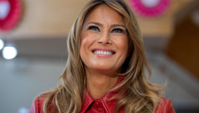 Melania Trump 50 Jahre alt breites Lächeln auf Gesicht