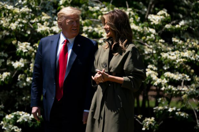 Melania Trump 50 Jahre alt mit Donald Trump im Garten vor dem Weißen House