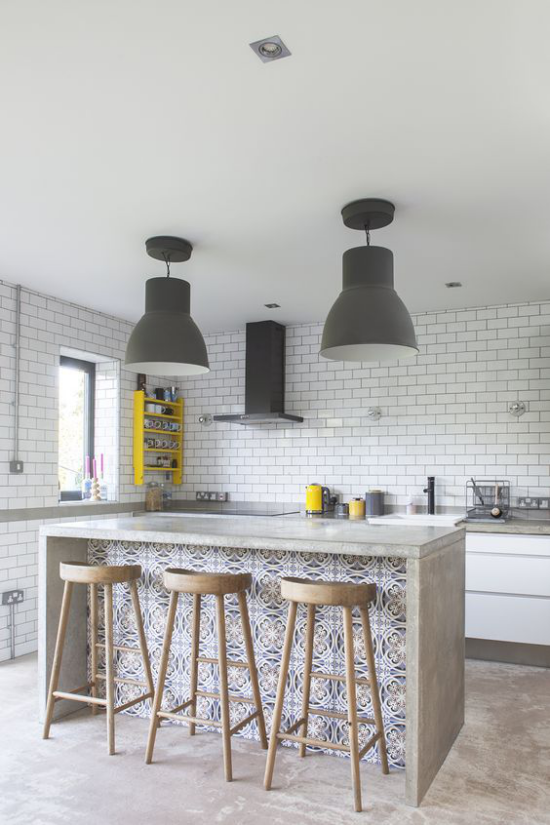 Multifunktionale Räume Kücheninsel Hocker Grau dominiert Ziegelwand in Weiß gestrichen