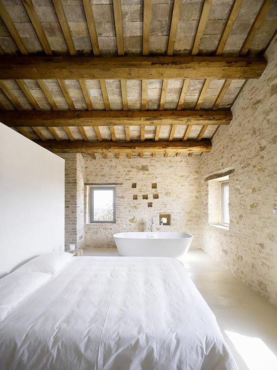 Multifunktionale Räume Schlafzimmer Badewanne viel Tageslicht alles weiß Ziegelwand