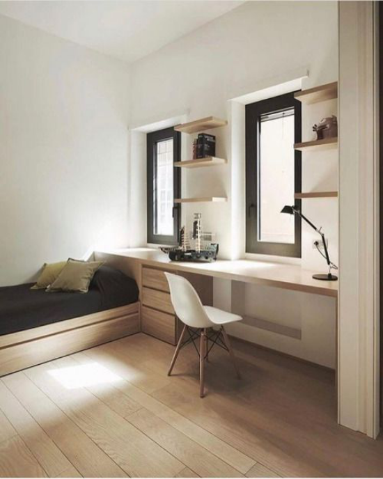 Multifunktionale Räume einfach eingerichtetes Heimbüro helle Holzmöbel heller Boden Sofa viel Licht