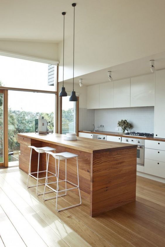 Multifunktionale Räume elegante platzsparende Hocker breite Kücheninsel aus Holz Hängeleuchten Küche Glaswand