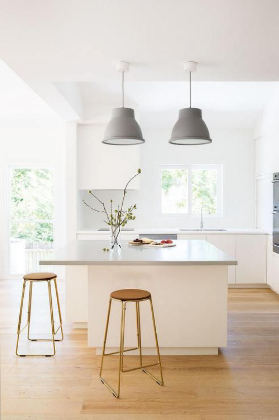Multifunktionale Räume weißer Raum viel Licht Eleganz im Design weiße Kücheninsel zwei Hocker