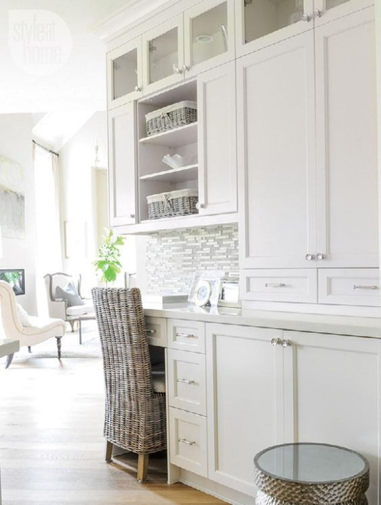 Multifunktionale Räume weißes Ambiente Wohnbereich im Hintergrund Arbeitsecke vorne weiße Schränke komfortabler Stuhl
