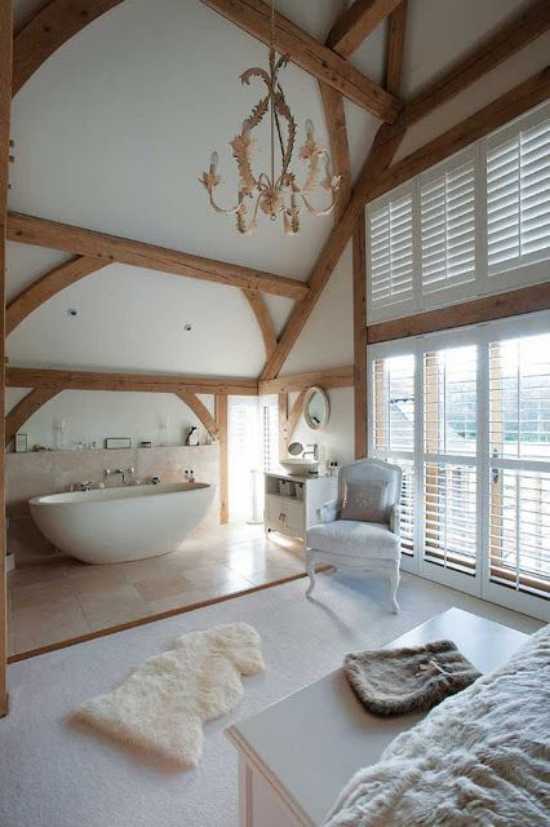 Multifunktionale Räume weißes Schlafzimmer im Landhausstil Badewanne Kronleuchter Deckenbalken aus Holz