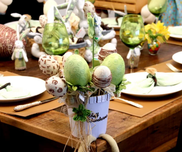 Ostereier in den modernen Natur-Farben Ostern-Tischdeko