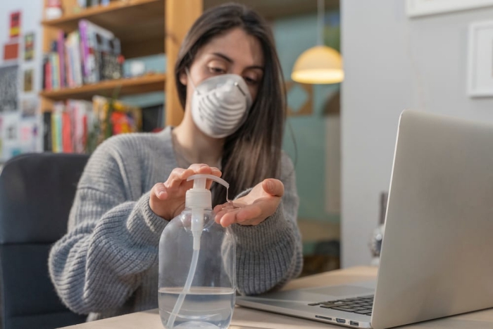 vor Coronavirus schützen Mundschutz Maske zu Hause tragen ja oder nein Desinfektionsmittel benutzen
