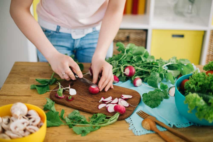 vor Coronavirus schützen frisches Gemüse Salat zubereiten in der Küche