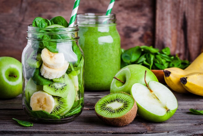 vor Coronavirus schützen grüne Smoothies sind gesund grüne Äpfel Kiwi Spinat Bananen