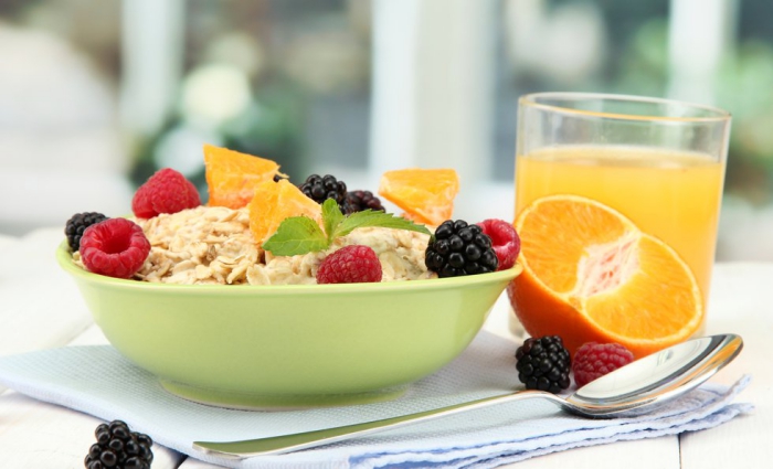 vor Coronavirus schützen morgens ein gesundes vitaminreiches Frühstück zu sich nehmen