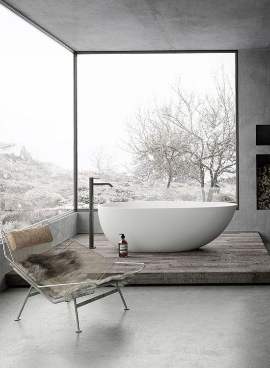 Baddesigns in Grau freistehende weiße Badewanne großes Fenster Podest Stuhl