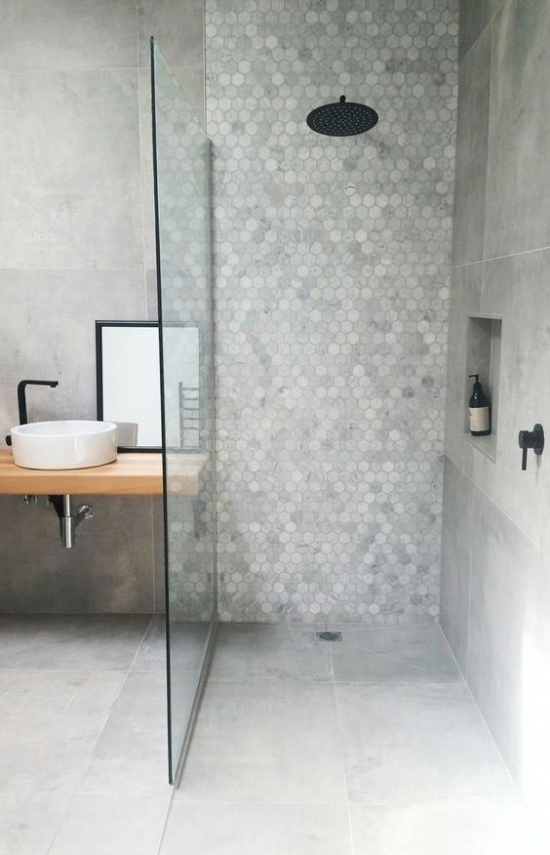 Baddesigns in Grau kleine Fliesen Duschecke Glaswand große Bodenfliesen Waschtisch Holz kleines weißes Waschbecken