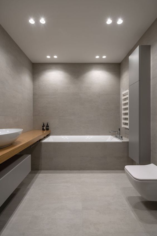 Baddesigns in Grau modernes Bad Grau dominiert weiße WC Schlüssel Wanne eingebautes Licht